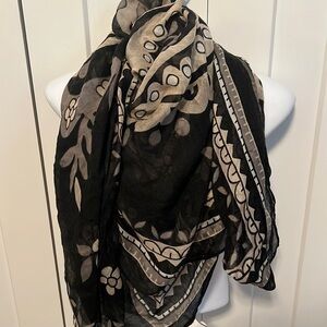 Old navy black & cream square scarf